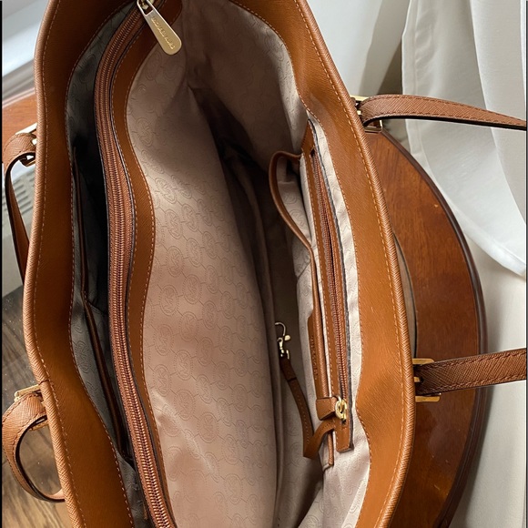 Micheal Kors Medium Tote Bag - Picture 4 of 9